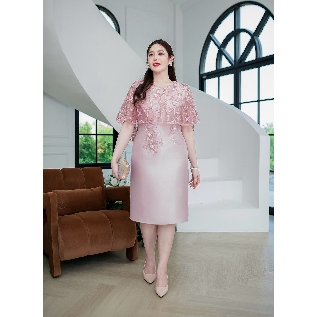 kudapyเดรสสั้นสีชมพูอ่อน ผ้าไหมงานดีไซน์คลุมไหล่ด้วยผ้าลูกไม้ปักลายแต่งเลื่อม ใส่สวยพรางต้นแขนได้อย่างดี