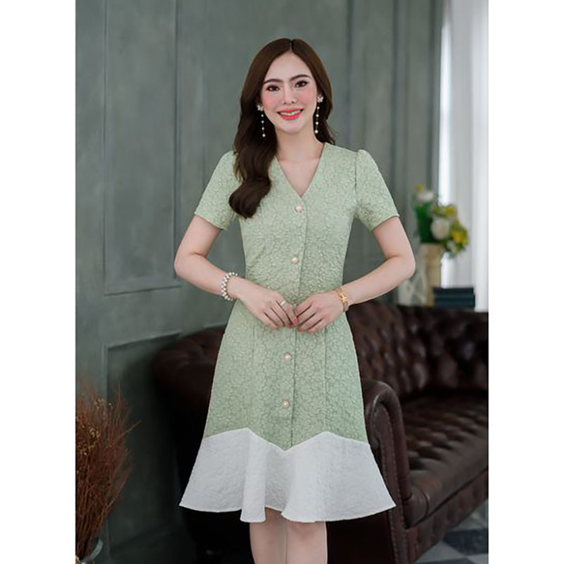 kudapy เดรสสั้นสีเขียว/สีชมพู ทูโทน เป็นผ้าปั๊มลายดอกนูน สวยมีมิติ ดีเทลแต่งกระดุม ปลายกระโปรง แต่งเป็นเคริฟสวยเก๋