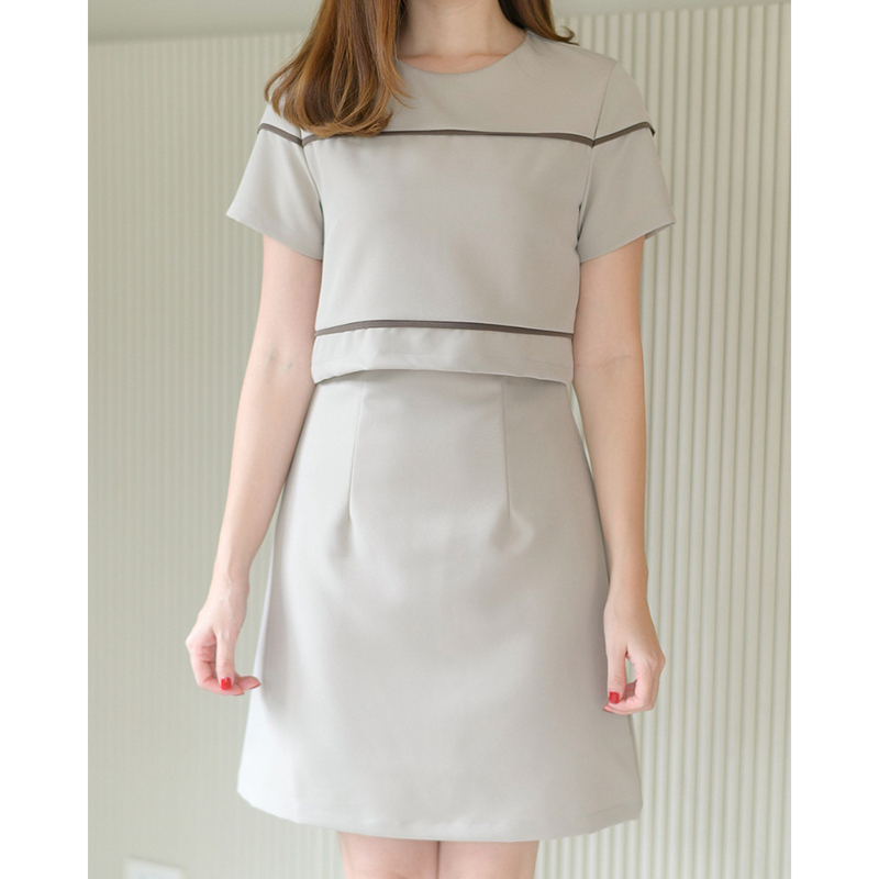 kudapy เดรสสั้นสีมัทฉะ/สีเบจ/สีกรม ทรงเอ ดีไซน์น่ารัก ตัดต่อเหมือนใส่แยกชิ้น จริงๆเป็นเดรสชิ้นเดียว ตัวเสื้อเพิ่มกิมมิคเส้นกุ๊นตัดต่อไปถึงช่วงแขน