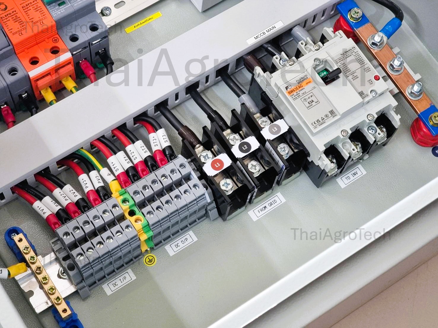 ตู้คอมบายเนอร์ สำหรับระบบโซล่าเซลล์ AC-DC combiner box 3string ขนาด 15-20kw 3phase ongrid system (ตู้กันน้ำแบบมีหลังคา)
