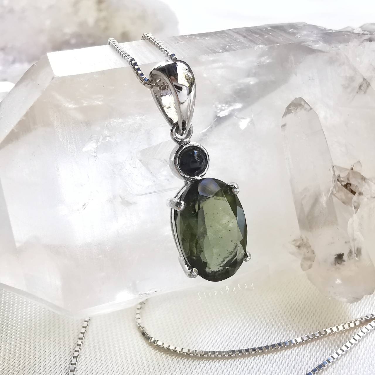 สร้อยคอเงินจี้สะเก็ดดาวโมดาไวท์กับสะเก็ดดาวสีดำ Moldavite+Tektite