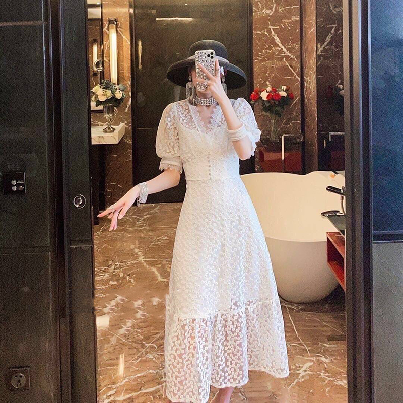 kudapy เดรสยาวสีขาว งานปัก+ซับในสายเดี่ยวแยกชิ้น ใช้ผ้าเนื้อดีปักลายดอกไม้ แต่งเกสรด้วยไหมดิ้นทอง ช่วงเอวแต่งประดับกระดุมเงิน