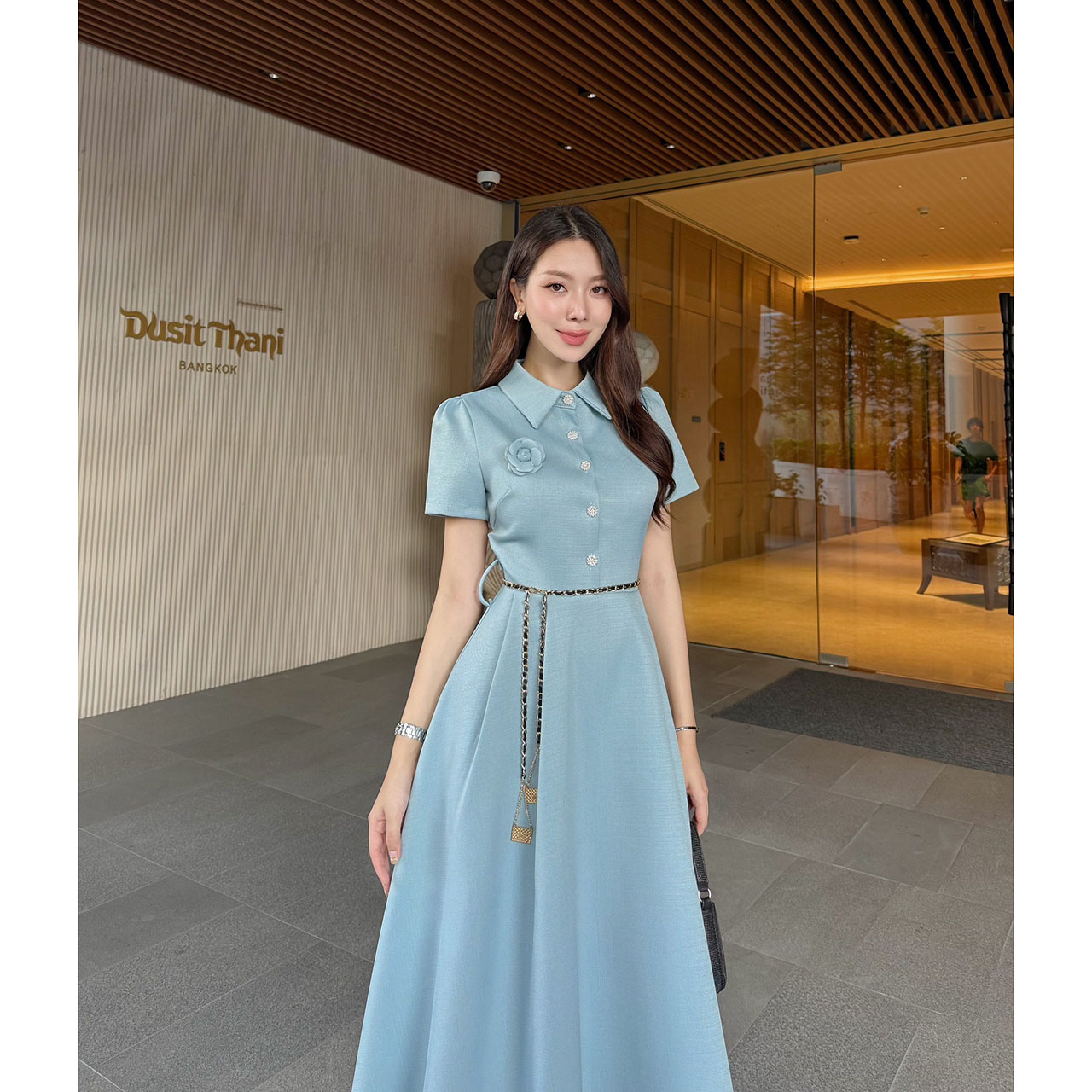 kudapy เดรสยาวสีครีม/สีฟ้า/ม่วงอ่อน/เหลืองอ่อน ผ้าทวิตญี่ปุ่นตกแต่งด้วยกระดุมดอกคามิเลีย ีซับในทั้งชุด ผ้าอัดกาวอย่างดี มาพร้อมกับเข็มขัดโซ่ และเข็มกลัดดอกไม้