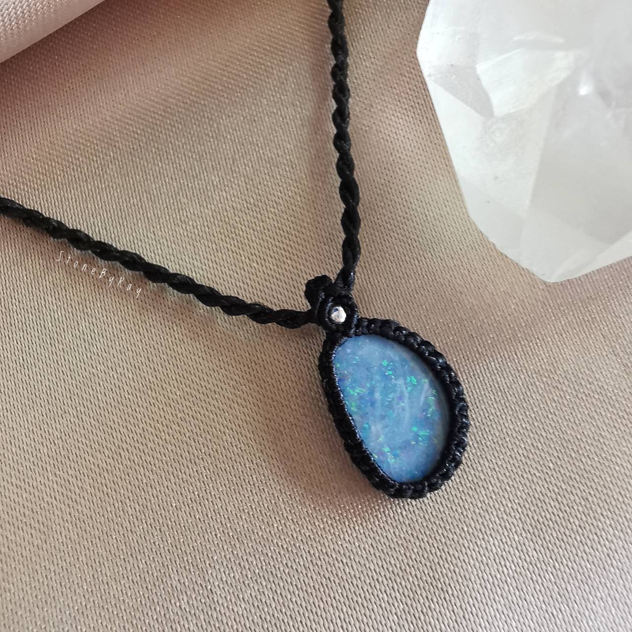 สร้อยคอเชือกถักจี้พลอยโอปอล Opal