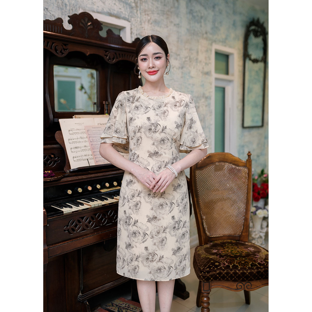 kudapy เดรสสั้นสีฟ้า/สีครีม/สีฟ้าคราม ผ้าพิมพ์ลาย เนื้อผ้าเย็นลื่นสบาย งานดีไซน์แขนระบายสองชั้น พิมพ์ลายกุหลาบไล่สีสวย