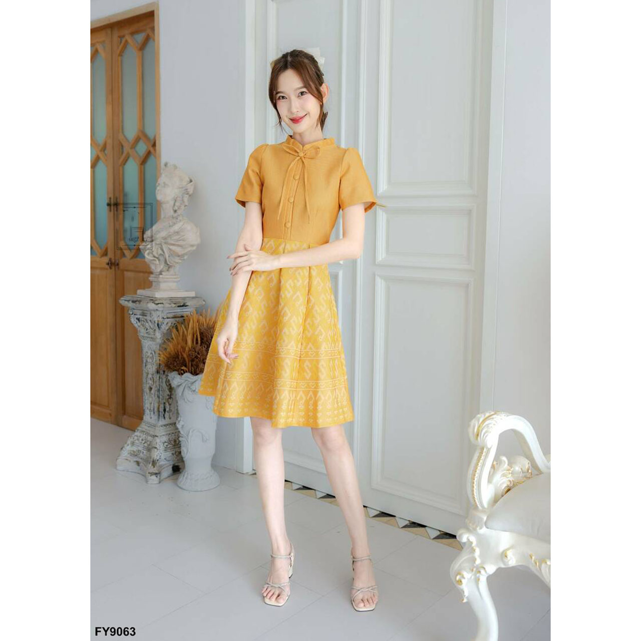 kudapy เดรสสั้นสีเหลือง ผ้าไทยคอจีนผูกโบว์แต่งกระดุม