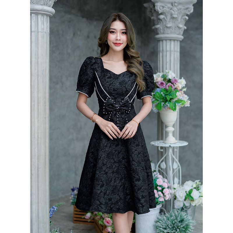 kudapy เดรสสั้นสีชมพู/สีดำ ผ้าลิลลี่ผ้ายอดนิยมขายดีของทางร้านค่ะ ผ้านุ่มลายสวย กระโปรงบาน คอเหลี่ยม มีดีเทลแต่งโบว์ด้านหน้าช่วงเอว