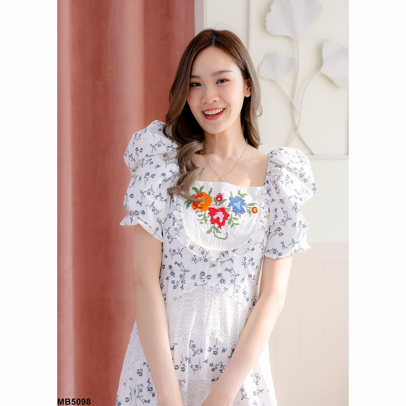 kudapy เดรสยาวสีขาว ปักลายดอกไม้ แต่งแขนตุ๊กตา สไตล์หวานๆ มีซับใน แต่งแถบระบายเป็นขั้นๆ