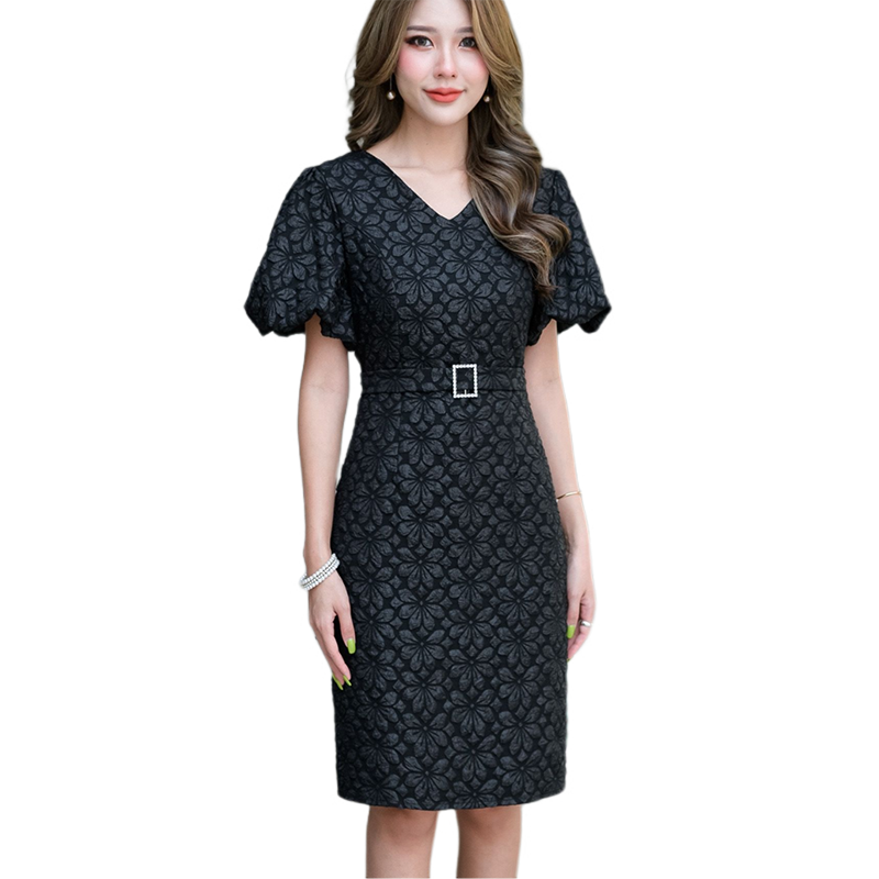 kudapy เดรสสั้นลูกไม้ผ้านูนสามมิติสีดำ /สีชมพูกะปิ เอวแต่งเข็มขัดผ้าหัวเพชร แขนพองเย็บกุ้นด้านในให้เป็นจีบพองดูสวยหรูแบบเก๋มาก