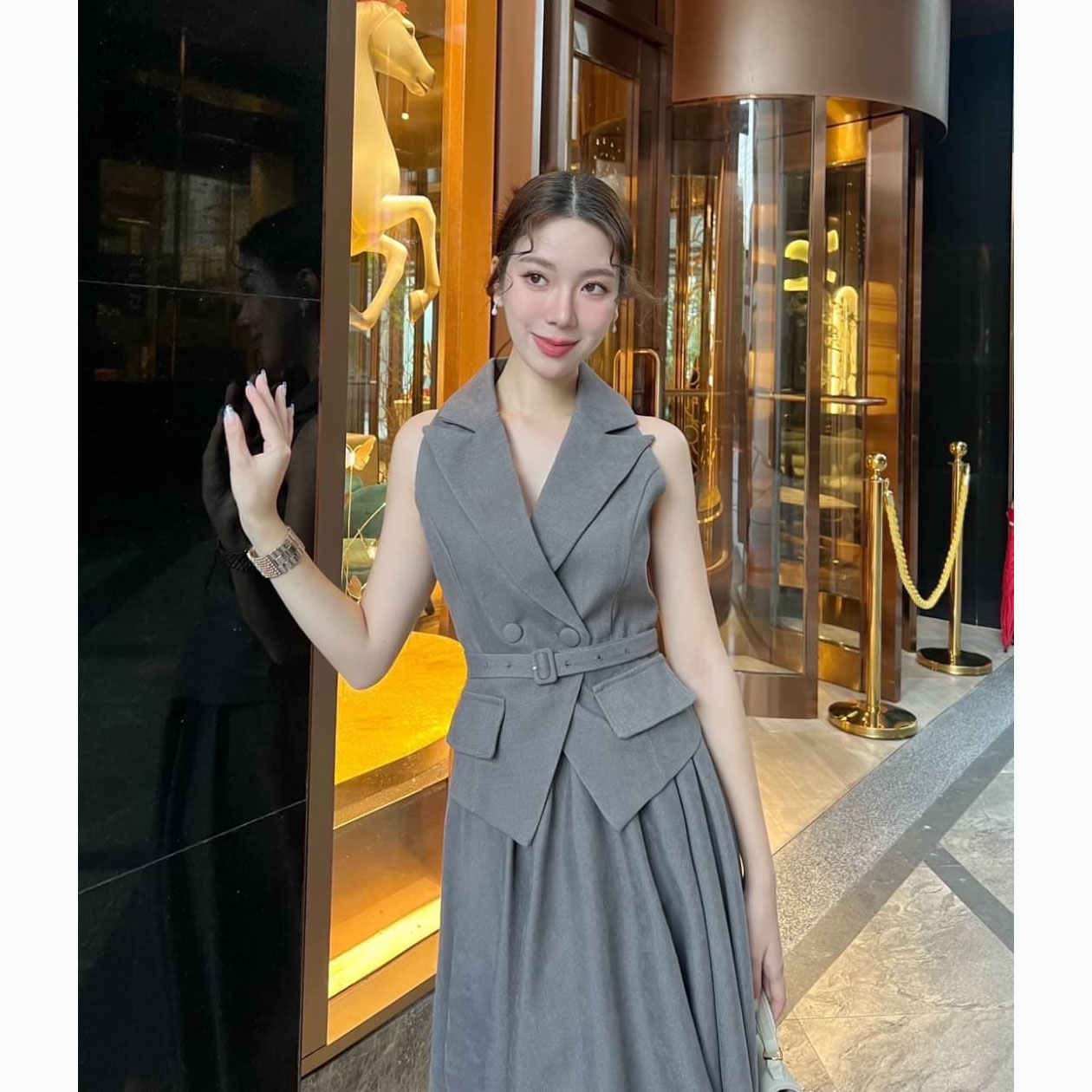 kudapy เซ็ทเสื้อแขนกุดทรงเข้ารูปมาพร้อมกับกระโปรงทรงยาว วเสื้อเก็บทรงเข้ารูปสวย กระดุมปั้มติดได้จริง2เม็ด แต่งกระเป๋าหลอกซ้ายขวา