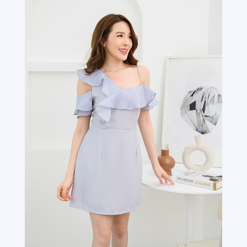 kudapy เดรสสั้นสีแดงเลือดหมู,เทา เป็นแบบสายเดี่ยวหนึ่งข้าง อีกข้างเว้าไหล่แขนสั้น ดูเปรี้ยวนิดๆ