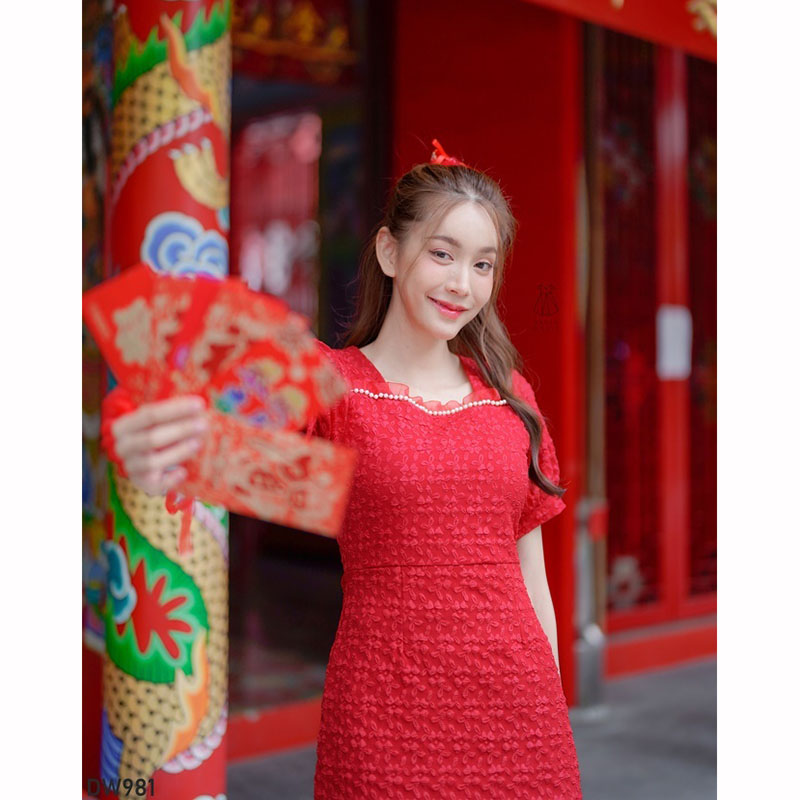 kudapy เดรสสั้นสีแดง ผ้าทอลายนูนดอกไม้