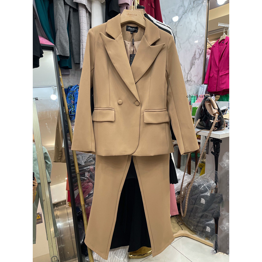 kudapy Set suit สีน้ำตาลเอริธโทน มาพร้อมกับกางเกงทรงกระบอกซิปตะขอหน้า กระเป๋าจริง ใส่ออกมาแล้วดูผอมสูง