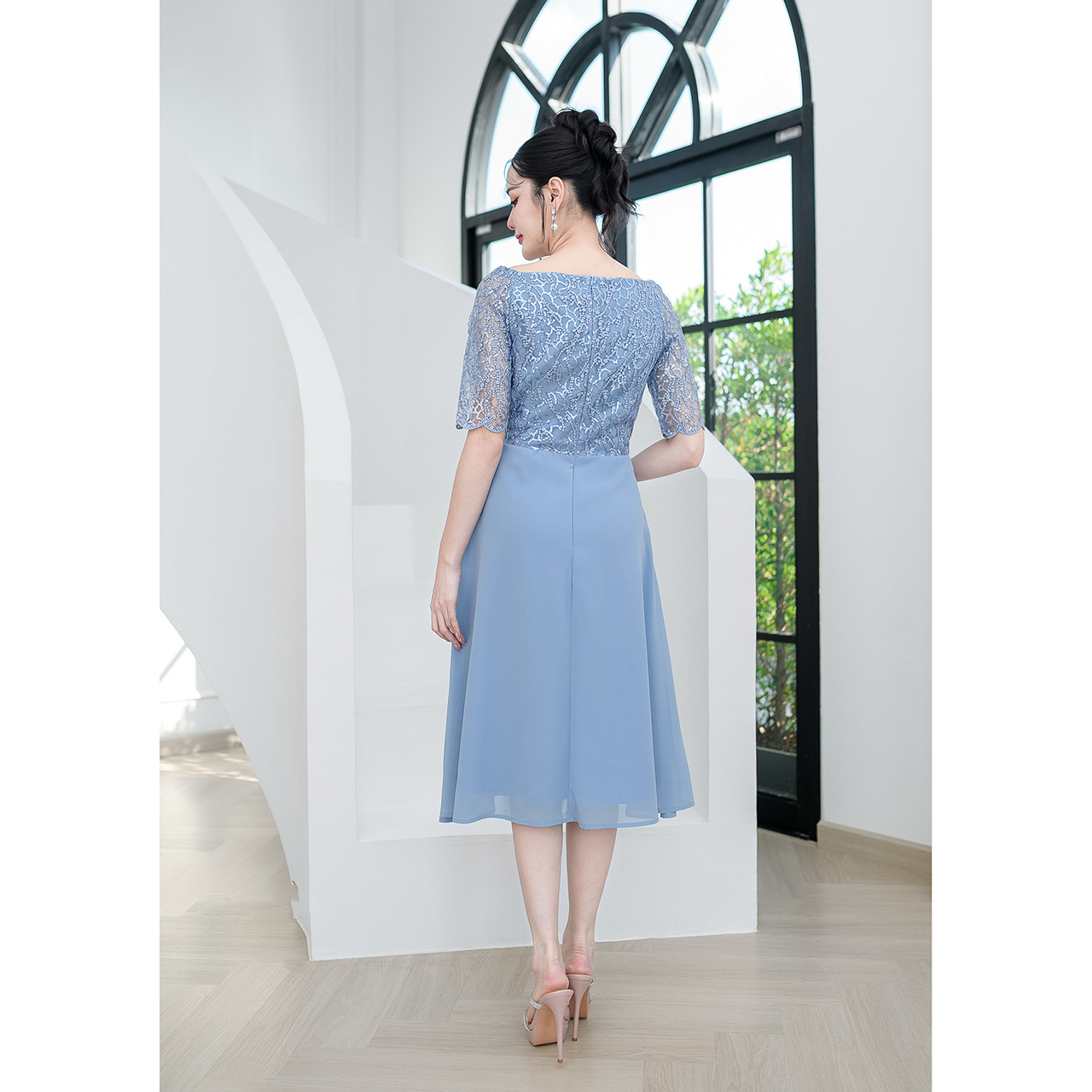 kudapyเดรสลูกไม้ทอผสมดิ้นแต่งเลื่อม งานเดรสออกงานรุ่นสวยหวาน ช่วงกระโปรงเป็นงานผ้าชีฟอง ตีเกร็ดช่วงเอวและแต่งดอกไม้