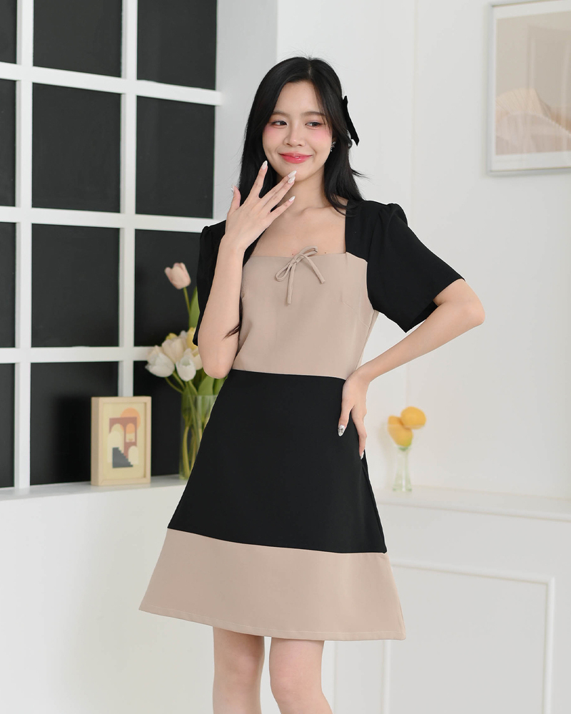 kudapy เดรสแขนสั้นดีไซน์คอเหลี่ยม เล่นสีทูโทนรอบอกและชายกระโปรง แต่งเชือกโบว์เล็กๆเพิ่มความน่ารัก