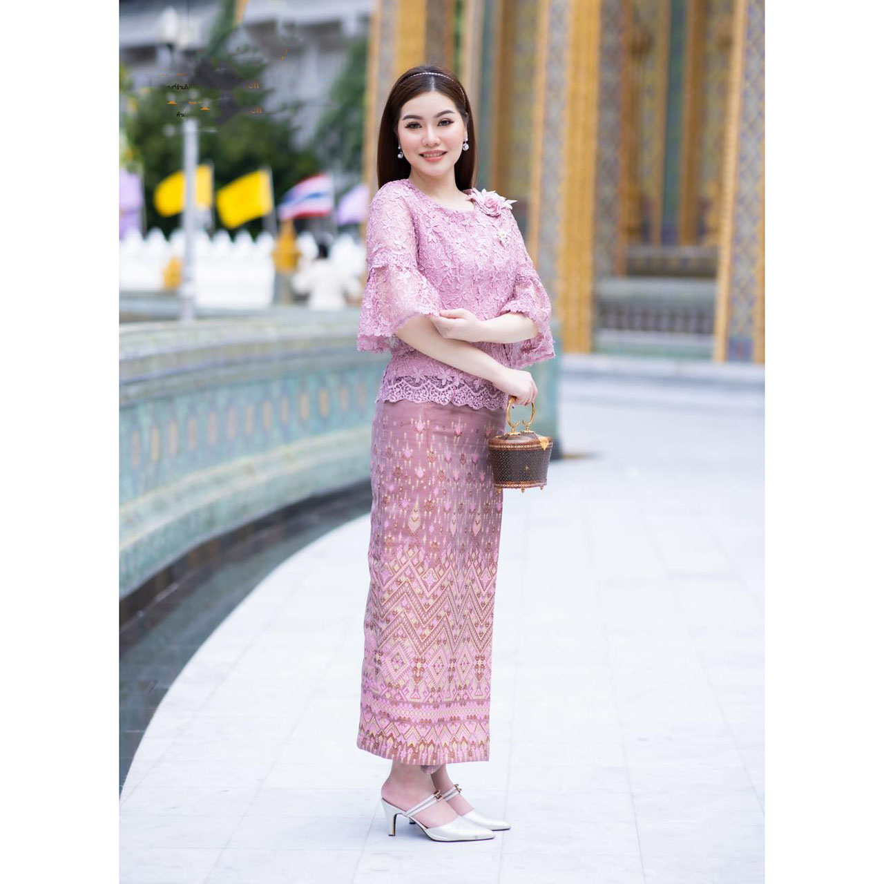 kudapy เสื้อลูกไม้สีม่วง แขนยาว ลูกไม้หนา แต่งลายดอกตรงไหล่ สวมใส่ออกงานดูดี (เฉพาะเสื้อ)