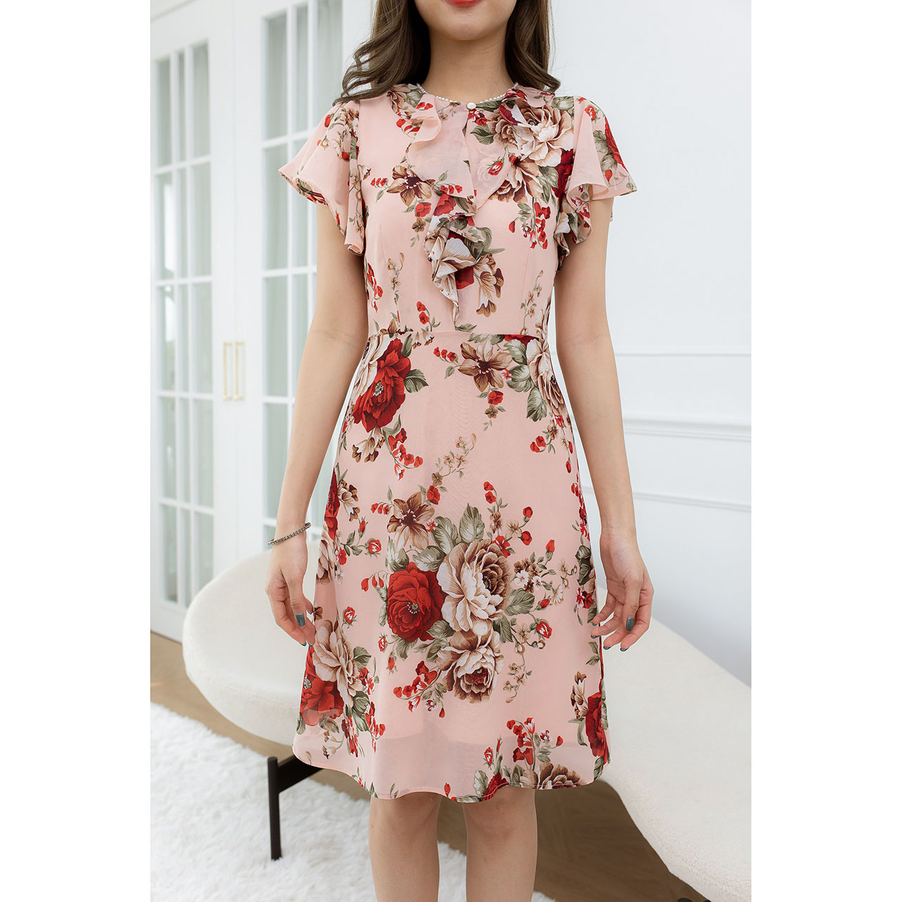 kudapy เดรสสั้นสีชมพู/สีดำ ผ้าชีฟอง ระบายรอบคอและอก มีดีเทลแต่งมุกขาวรอบคอสวยหรู ผ้าลายดอกสวยเด่นสดใส