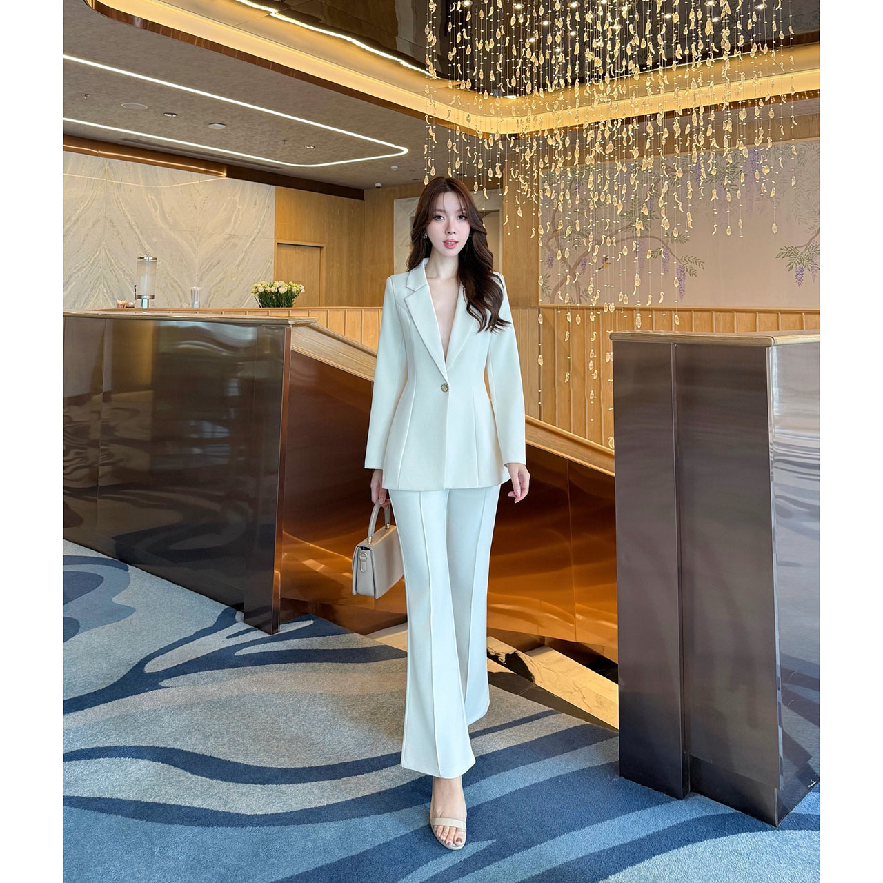 kudapy ชุดสูทมินิมอล ตัวเสื้อสูทแต่งกระดุมทองด้วยหน้า 1 เม็ด เสริมฟองน้ำบางๆ มีซับในทั้งตัว มาพร้อมกับกางเกงทรง Flare เย็บตีเกล็ดหน้า