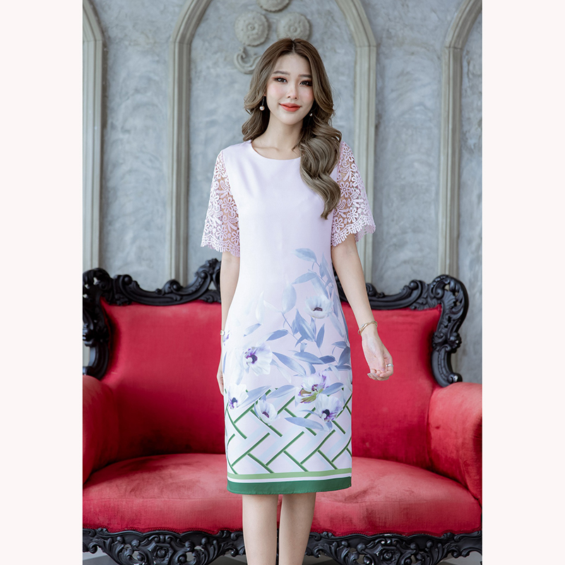 kudapy เดรสสั้นสีชมพูอ่อน/สีน้ำตาล/แดงเลือดหมู ผ้าพิมพ์ ดีเทลช่วงแขนเป็นงานผ้าลูกไม้ทอลายเนื้อดี