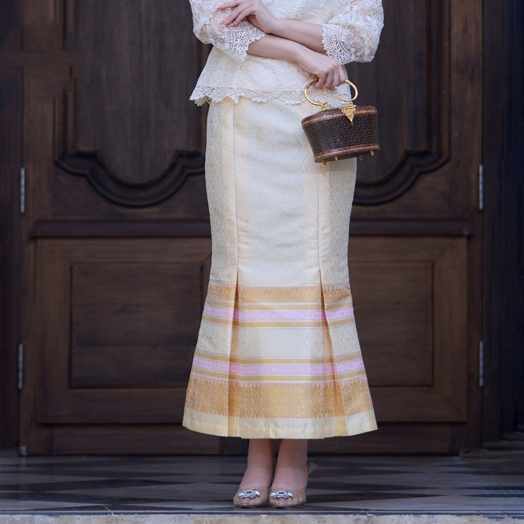 kudapy ชุดเซตผ้าไทย ชุดไทย เสื้อลูกไม้ใยบวบฝรั่งเศษ (สีขาวนวล) ผ้าถุง ผ้าไหมแพรวา ทอลายกาฬสินธุ์