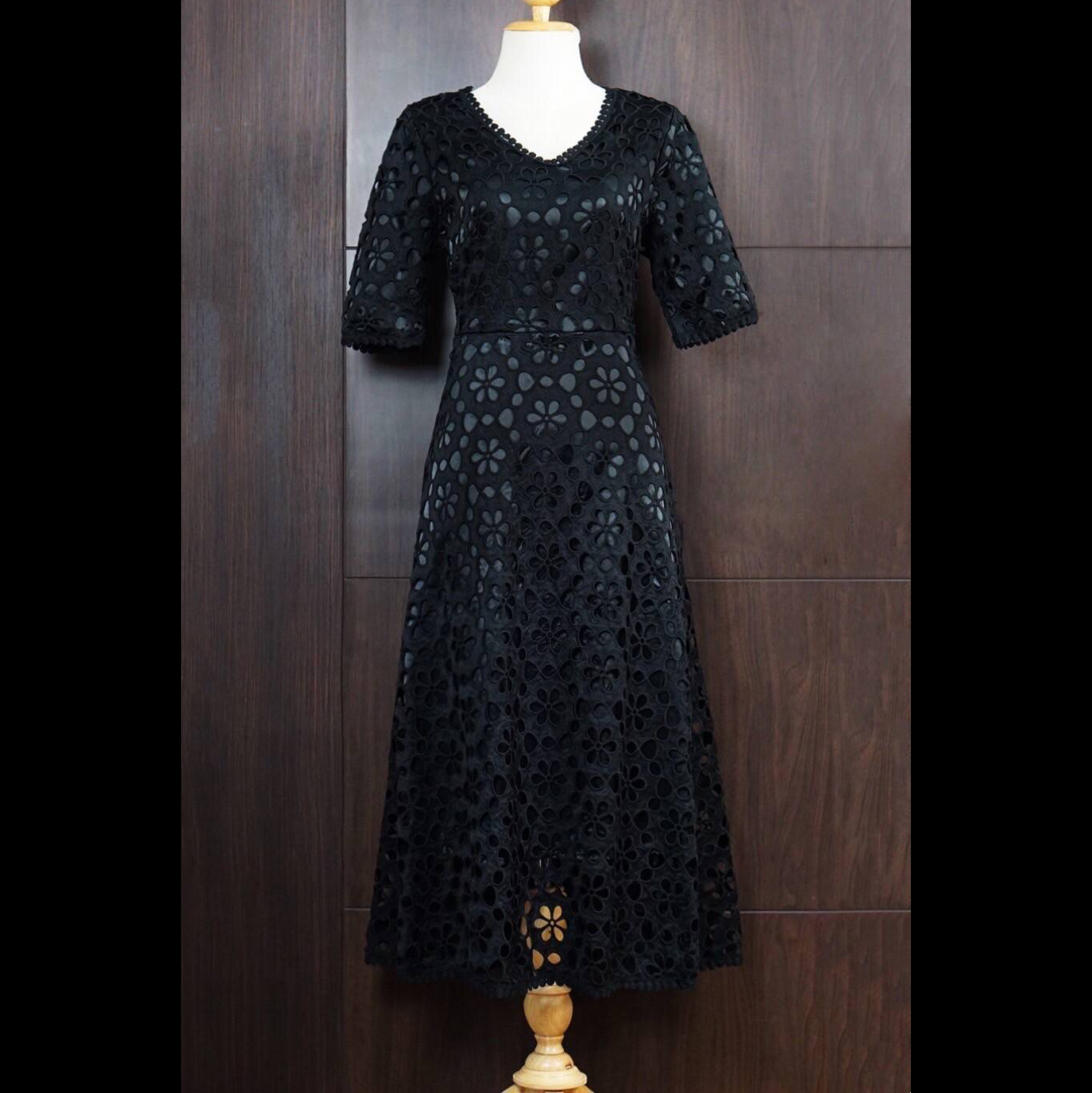 kudapy เดรสยาวออกงานผ้าลุกไม้สีขาว สีดำ เดรสคอวี ลูกไม้ฉลุ มีซับในอย่างดี