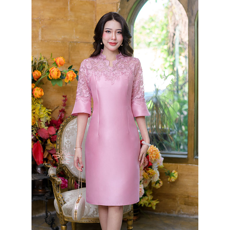 kudapy เดรสสั้นสีชมพู/สีเหลืองทอง ผ้าไหมญี่ปุ่นแต่งลุกไม้ด้านบน ทั้งอก คอ และแขนเสื้อค่ะ ดีไซน์สวยหรูงานคอตั้ง ทรงนี้ใส่แล้วดูสวย