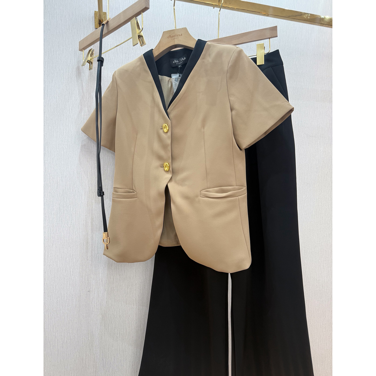 kudapy ชุดทำงานลุคเรียบหรู สไตล์มินิมอล พร้อมดีเทลคอวีเข้ารูปช่วยให้ช่วงคอดูยาวและเรียว