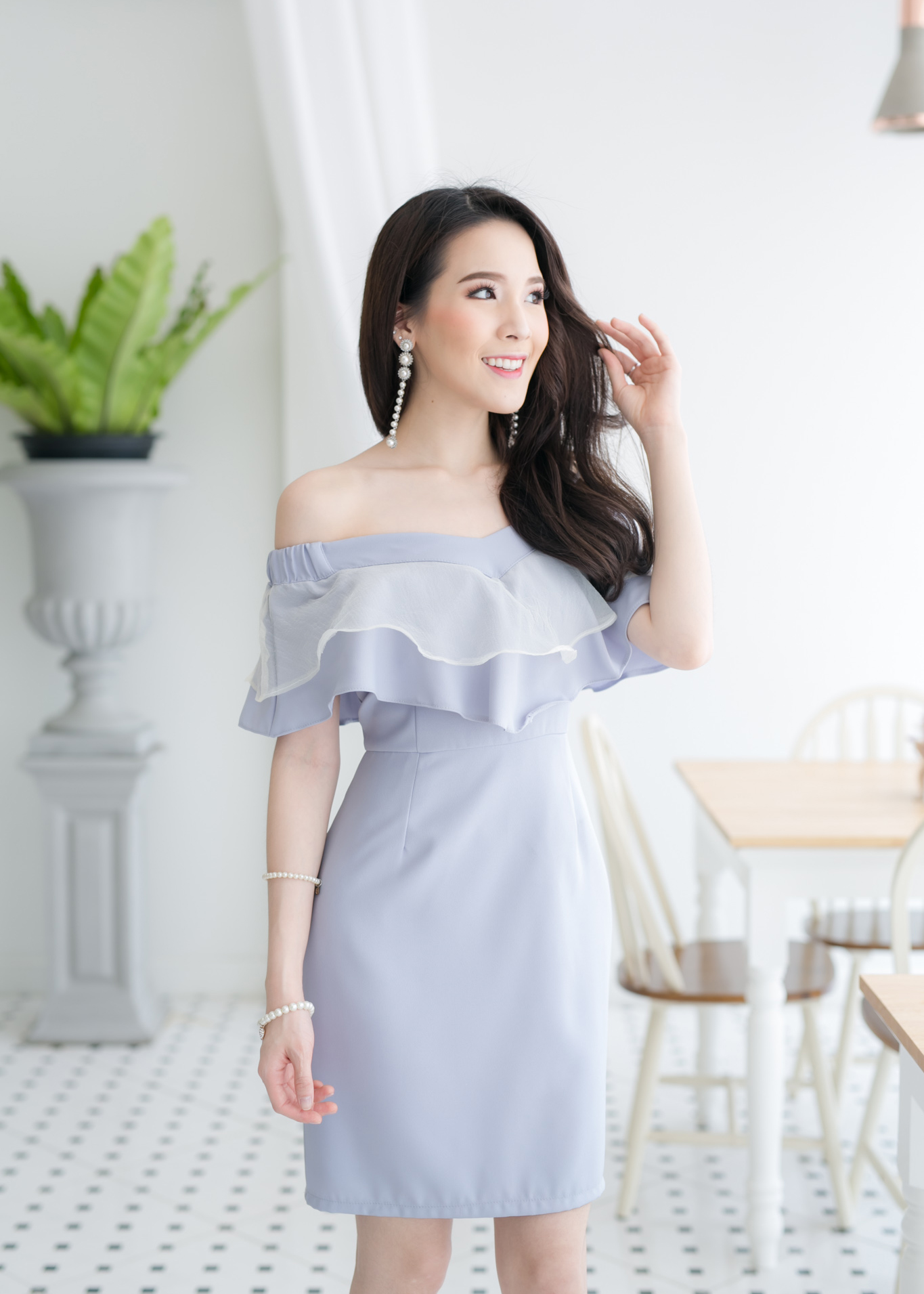 kudapy เดรสสั้นออกงานสีเทา เดรสสั้นเปิดไหล่ แต่งระบายไหล่ผ้าแก้ว ทรงสวย มีซับใน ซิบหลังนะคะ S