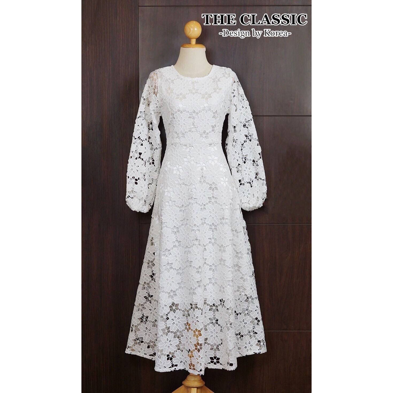 kudapy ดรสลูกไม้แขนยาว+เข็มขัด ใช้ผ้าลูกไม้ ขึ้นลายดอกไม้ลายชัดแน่นสวย ซิปยาวซ่อนด้านหลัง ช่วงล่างยาวบานพริ้วสวยใช้ผ้าเยอะ