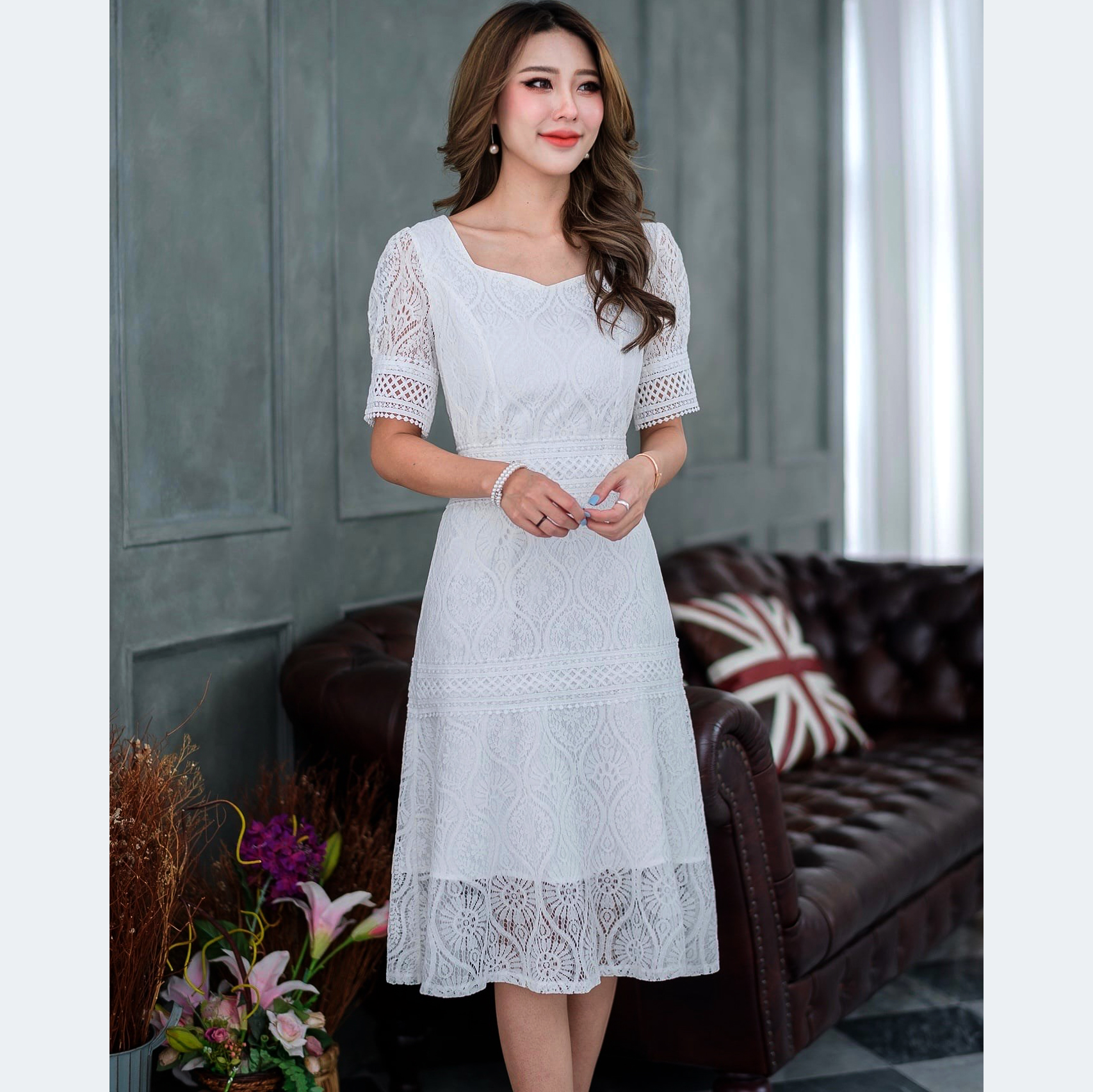 kudapy เดรสลูกไม้เนื้อนิ่มแขนสั้นคอเหลี่ยมสีขาว/สีม่วง ลายสวย ดีเทลแต่งลูกไม้คาดช่วงเอว และสะโพก ปลายแขนแต่งจั้มสวยหวานน่ารักมากๆค่ะ