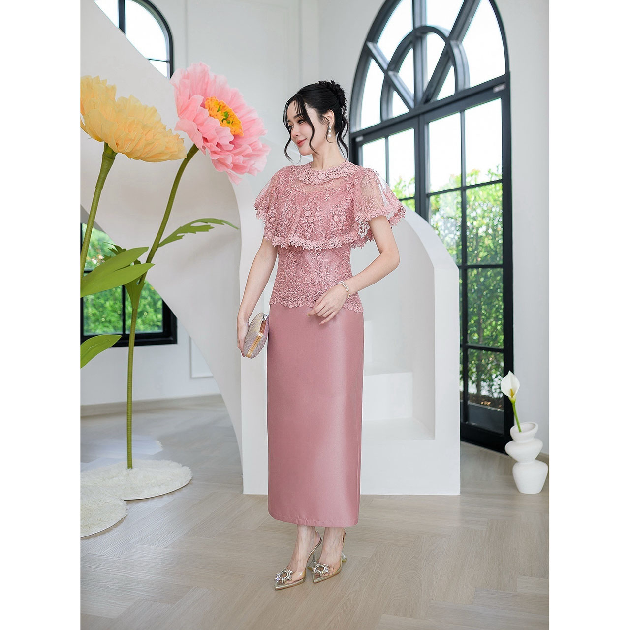 kudapy เดรสยาวลูกไม้ผ้าไหมคลุมไหล่ระบาย แต่งรอบคอด้วยลูกไม้สวยหรู กระโปรงเป็นงานผ้าไหมญี่ปุ่น