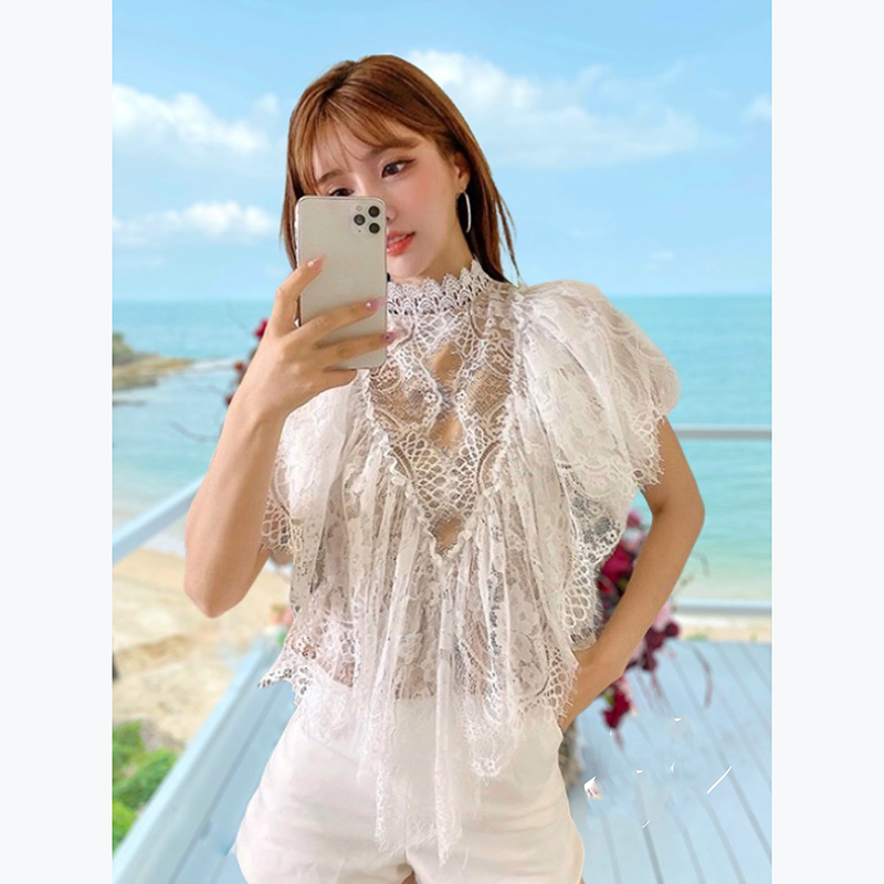 kudapy เสื้อลูกไม้สีขาว คอตั้ง ซับในครีม คัตติ้งระบายย้วยย่นทรง