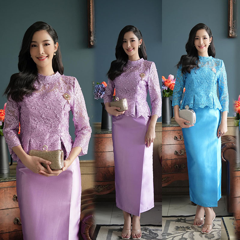 kudapy ชุดผ้าไหมญี่ปุ่นสีม่วง/สีฟ้าคราม ผ้าหนาเงา เสื้อคอปีน เอวทวิต แขนยาว แต่งคอเสื้อด้วยลูกไม้อีกชั้น เรียบร้อยดูดีสมส่วนดุดีผ้าถุงป้ายหน้างานเย็บสำเร็จ