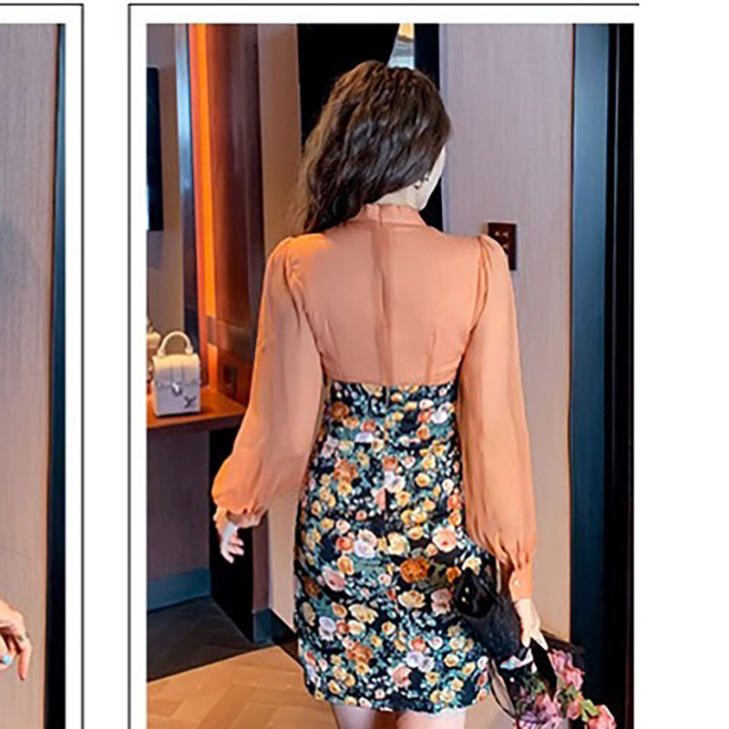 kudapy เดรสสั้นสีส้มคอวี แบบสวยโดดเด่น ช่วงบนผ้าชีฟอง แขนยาว จัมป์ชายแขนติดกระดุม ตรงกระโปรงสั้นลายดอกไม้สีสันสดใส