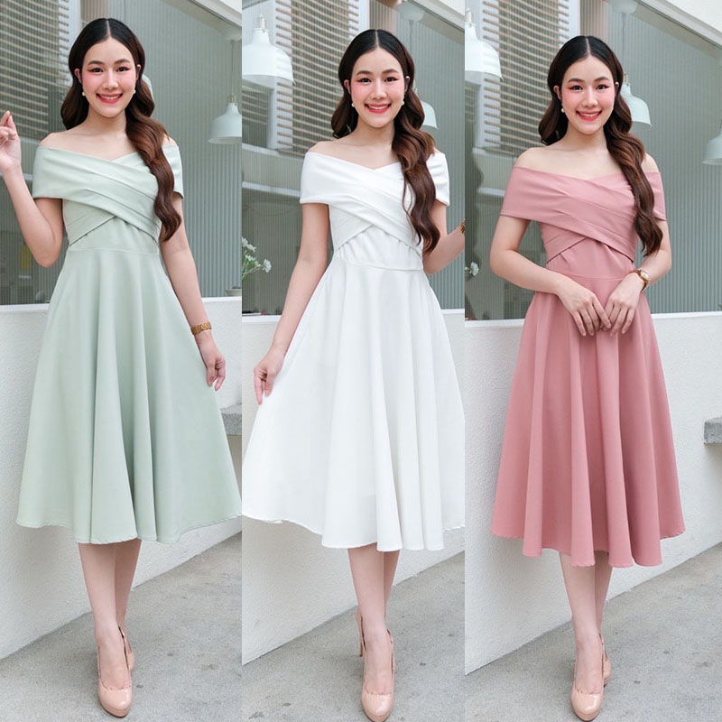 kudapy เดรสสั้นสีขาว/สีชมพู/สีเขียวมิ้นต์ เปิดบ่าไขว้อกใหญ่ กระโปรงบาน พริ้วๆ แบบไม่หวงผ้า