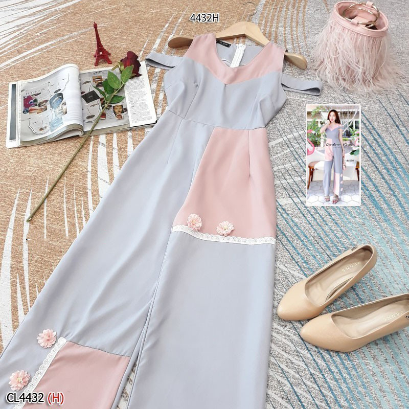 kudapy จั้มสูทขายาวทรงเปิดไหล่ อกตัดต่อผ้าสีอ่อนติดดอกไม้สีหวาน ผ้าซาร่าดีเทลน่ารัก