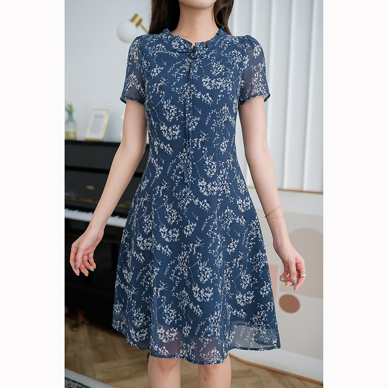 kudapy เดรสสั้นสีกรม ชีฟองทรงสวยเรียบ สวยคลาสสิค ลายผ้าสวย มีดีเทลจับจับช่วงคอผูกโบว์ แพทเทิร์นตีเกล็ดระบายหางปลา