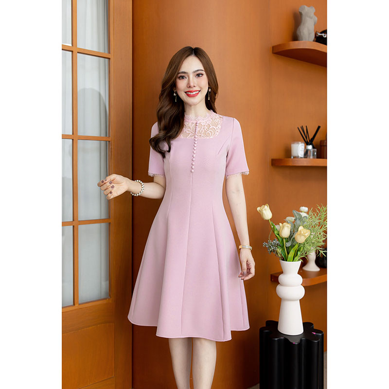 kudapy เดรสสั้นสีชมพู/สีดำ ผ้าพื้นอกลูกไม้ เย็บเข้ารูปสวย เน้นช่วงเอวใส่แล้วดูเพรียว ช่วงอกแต่งลูกไม้สวย มีดีเทลแต่งกระดุม และแต่งแซมด้วยลูกไม้ขนตาเบาๆ