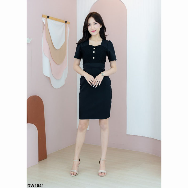 kudapy เดรสสั้นสีชมพู/สีเขียว/สีดำ ผ้าเรียบตัดด้วยผ้าระบายลายดอก แต่งกระดุม ทรงสวยเข้ารูป มีซิปหลัง