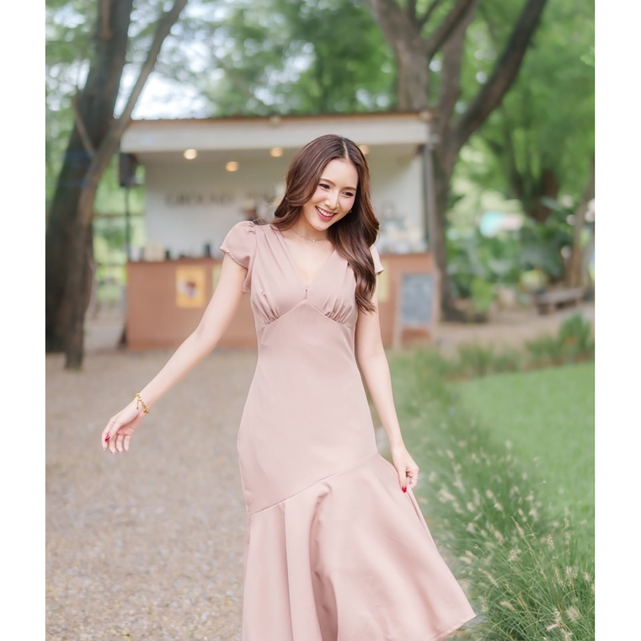 kudapy เดรสยาวดีไซน์คอวีเย็บรูดใต้อกช่วยขับรูปร่างให้ดูมีมิติ