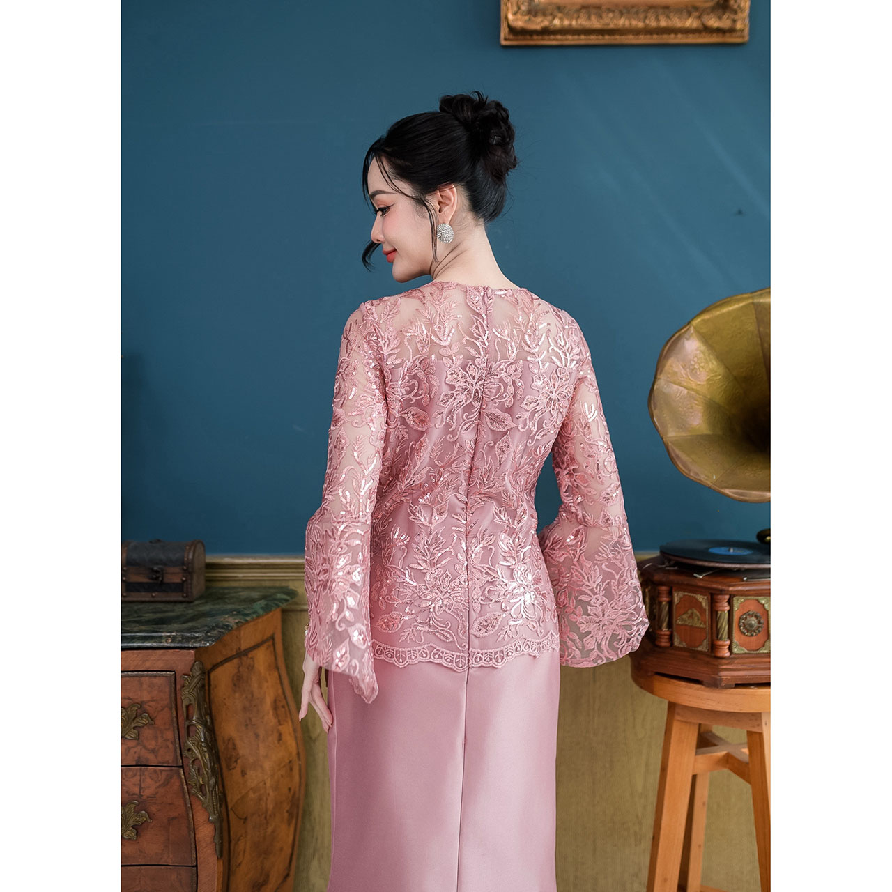 kudapy เดรสยาว ผ้าไหมทรงหางปลา กระโปรงทรงนี้เป็นทรง ผ้าลูกไม้แต่งเลื่อมแบบวิ้งทั้งตัวเลื่อม งานปักลูกไม้ยังเป็นงานปักผสมดิ้น