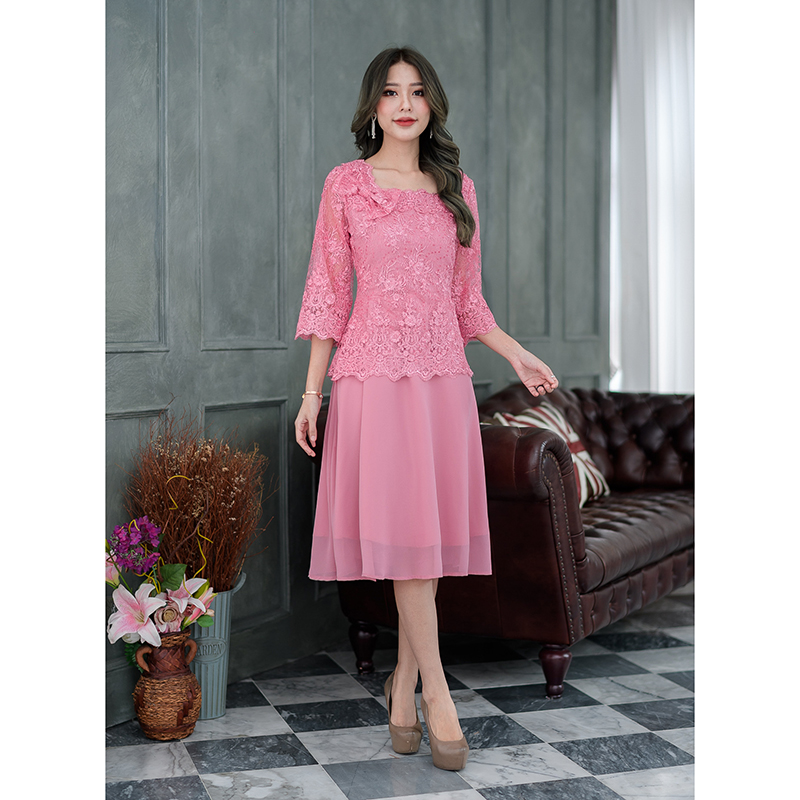 kudapy เดรสสั้นสีเขียวมิ้น/สีชมพู ลูกไม้ปัก ชุดนี้งานสวยหรูหราและหวาน เสื้อทรงแขนกระบอกห้าส่วน คอเหลี่ยมกว้างกำลังสวย กระโปรงเป็นผ้าชีฟอง ใส่ง่ายพริ้วสวยและสบาย