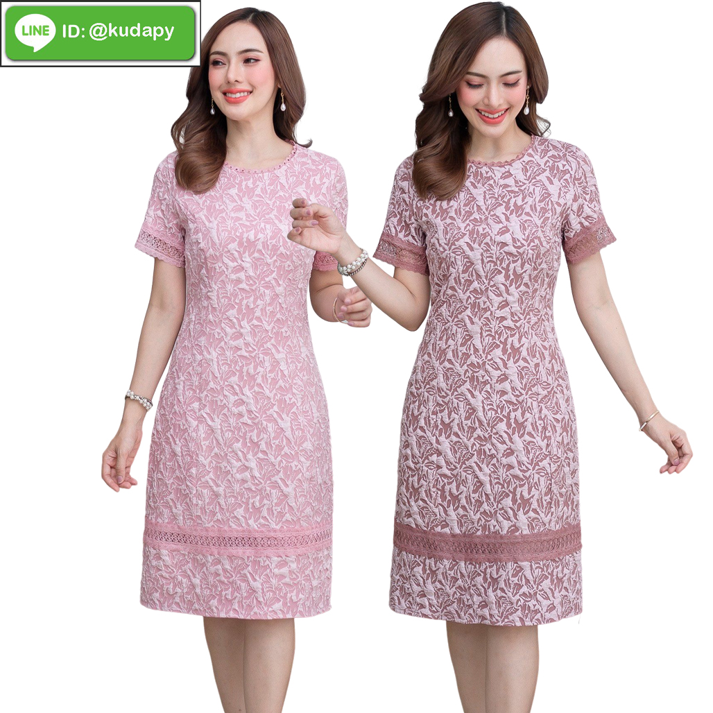 kudapy เดรสสั้นคอกลมสีชมพูอ่อน สีชมพูกะปิ แขนสั้นผ้าแจ็คกาดมีดีเทลแต่งลูกไม้รอบคอ แขน และ ช่วงชายกระโปรง สวยหรู