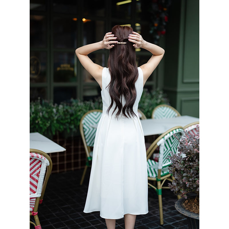 kudapy เดรสสั้นสีสีชมพูกลีบบัว/สีเขียว/สีส้มอิฐ/สีขาว/สีครีม มิดี้ ช่วงอกตีเกล็ด ติดกระดุมปั๊มเรียง 3 เม็ด คอวี ช่วงเอวทำขอบสูงเผื่อให้ดูมี shape ต่อด้วยกระโปรงทรงทวิสข้าง