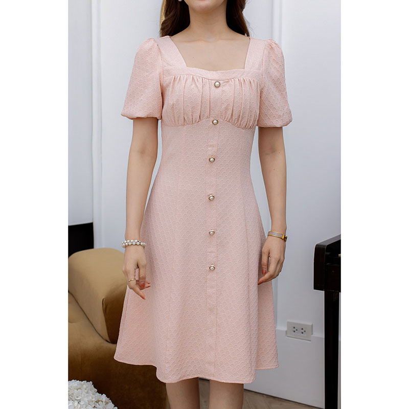 kudapy เดรสสั้นสีชมพูโอรส/สีครีม ผ้าปั๊มลาย ผ้าพริ้วทิ้งตัวสวยใส่สบาย ไม่ยับง่าย มีดีเทลเย็บจั้มช่วงอกและแขนจั้มเพิ่มความหวาน