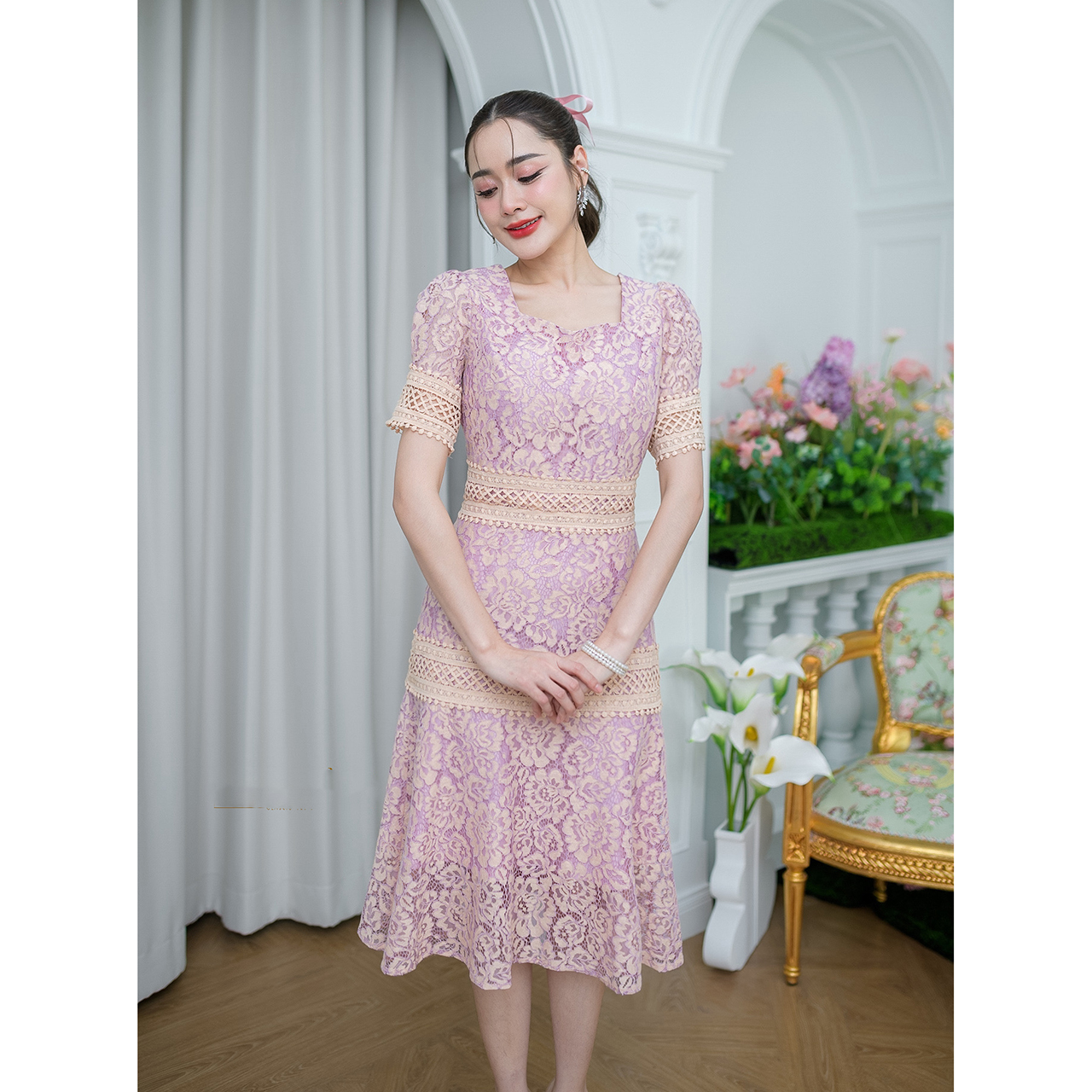 kudapy เดรสสั้นสีม่วงครีม/สีโอรส ลูกไม้ผ้าดีเนื้อนิ่ม ลายสวย ดีเทลแต่งลูกไม้คาดช่วงเอว และสะโพก ปลายแขนแต่งจั้มสวยหวาน