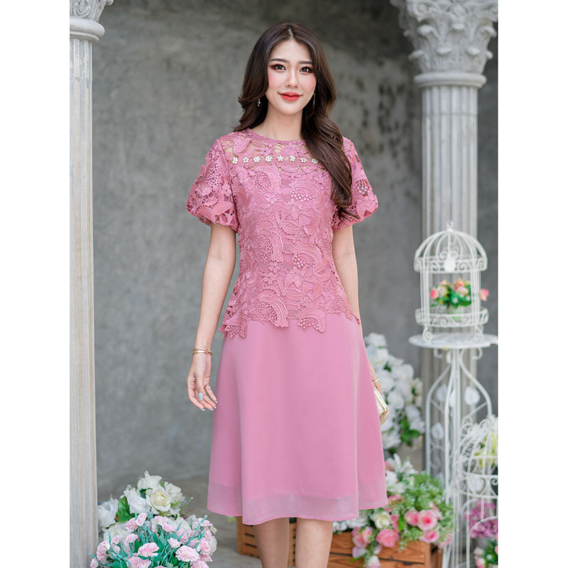 kudapy เดรสสั้นสีน้ำตาลแดง/สีชมพูกลีบบัว ลูกไม้ผ้าสวย ตัวนี้ดีไซน์เก๋คะ เป็นเดรสชีฟองคลุมเสื้อลูกไม้ ทรงแขนสั้นแต่ปลายแขนเย็บจั้มด้านใน