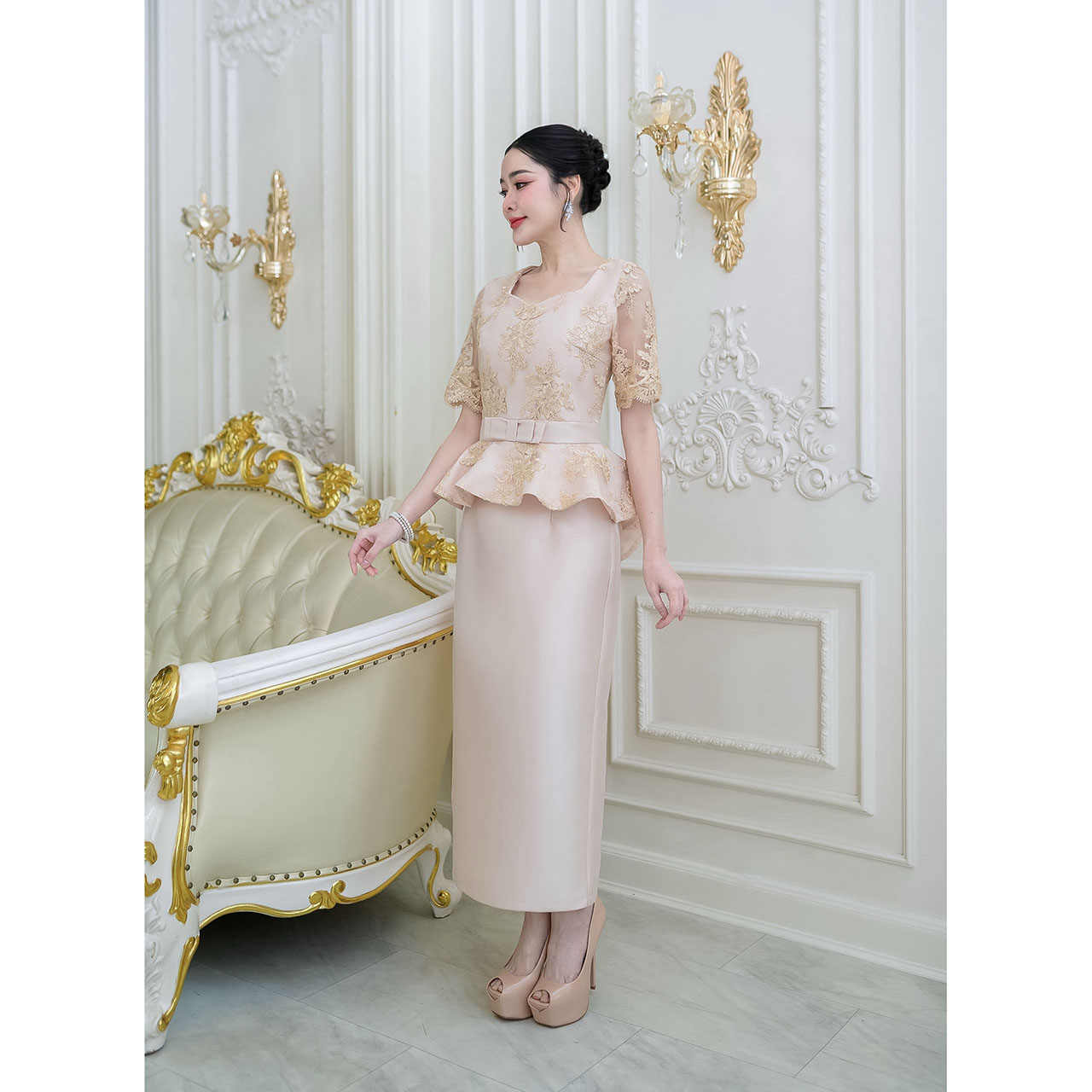 kudapy เดรสยาว ผ้าไหมทั้งชุด ด้านบนเป็นงานแต่งด้วยลูกไม้คอร์ด เดรสทรงสวยเป็นงานเอวระบายรอบตัวหน้าสั้นหลังยาว