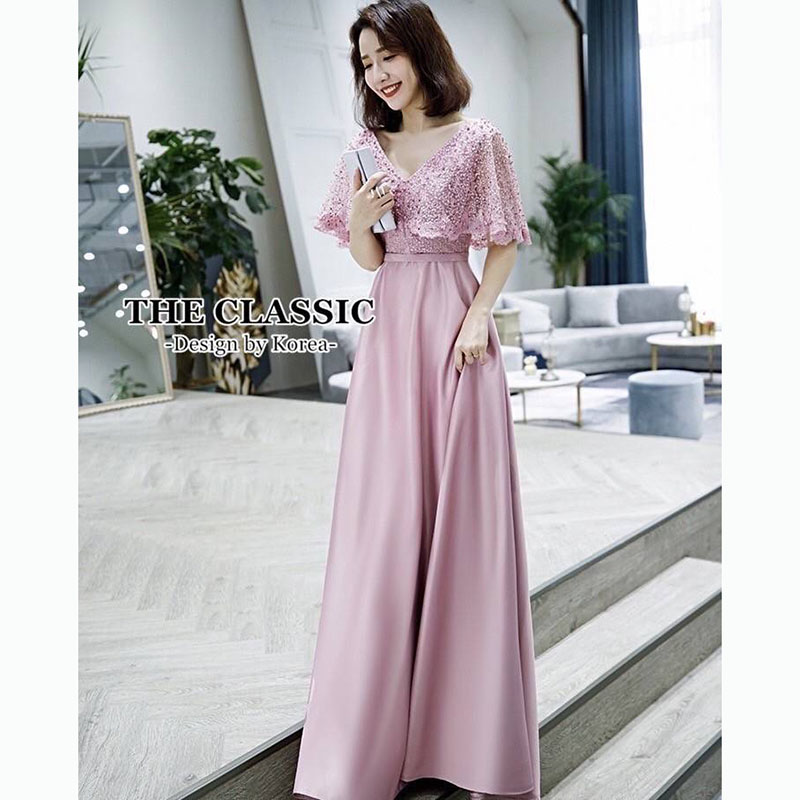 kudapy เดรสยาว อกหมุดมุกสีชมพู ช่วงบนใช้ผ้างานปัก แต่งขอบลูกไม้ ตอกหมุดมุกสีชมพู แต่งเพชรชมพู ช่วงล่างยาวบานพริ้ว