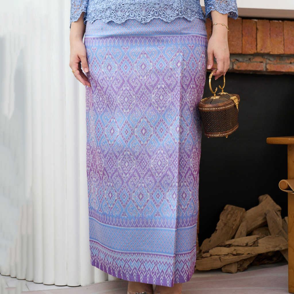 kudapy ชุดเซ็ทออกงานสีม่วง +ผ้าถุงทอลายแพรวากาฬสินธุ์ คอจีน แขนยาว แต่งระบายไหล่